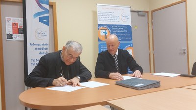 Jean-Pascal THOMASSET et Mgr Roland signent la convention de partenariat