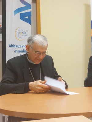 Signature de la convention de partenariat par Mgr Roland