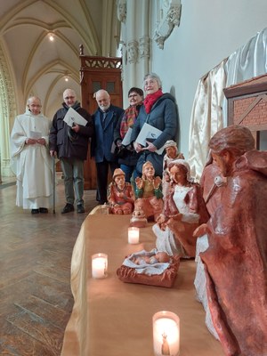 5 Exposition de la crèche diocésaine dans la chapelle avec l'équipe d'Art et Foi qui l'a créée