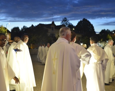 Messe d'ouverture au Monastère Royal de Brou - Jubilé 2022 - Prêtres sur le parvis à la sortie de la célébration