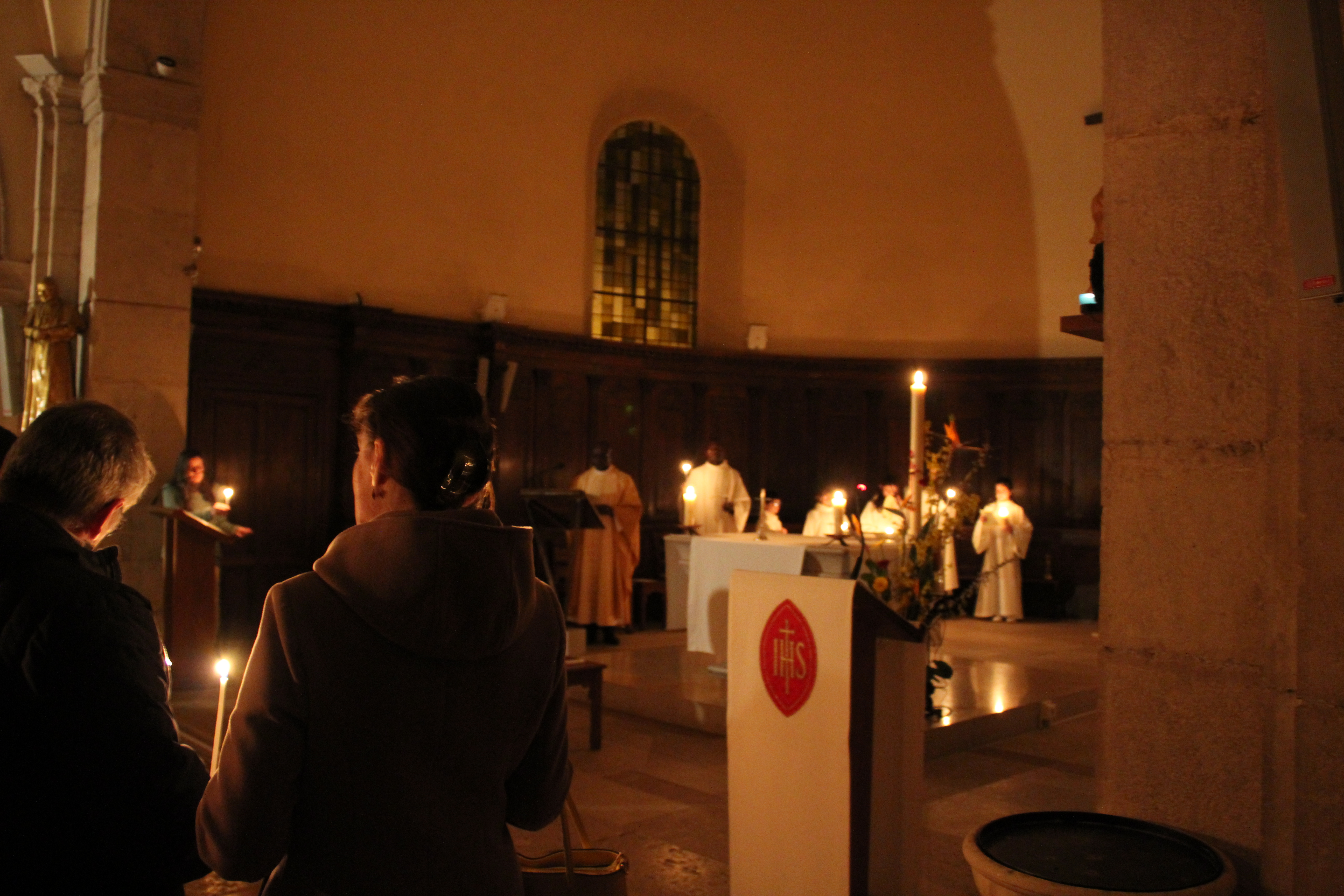 Choeur église dans la pénombre
