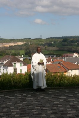 Père Marcellin attends l'heure!