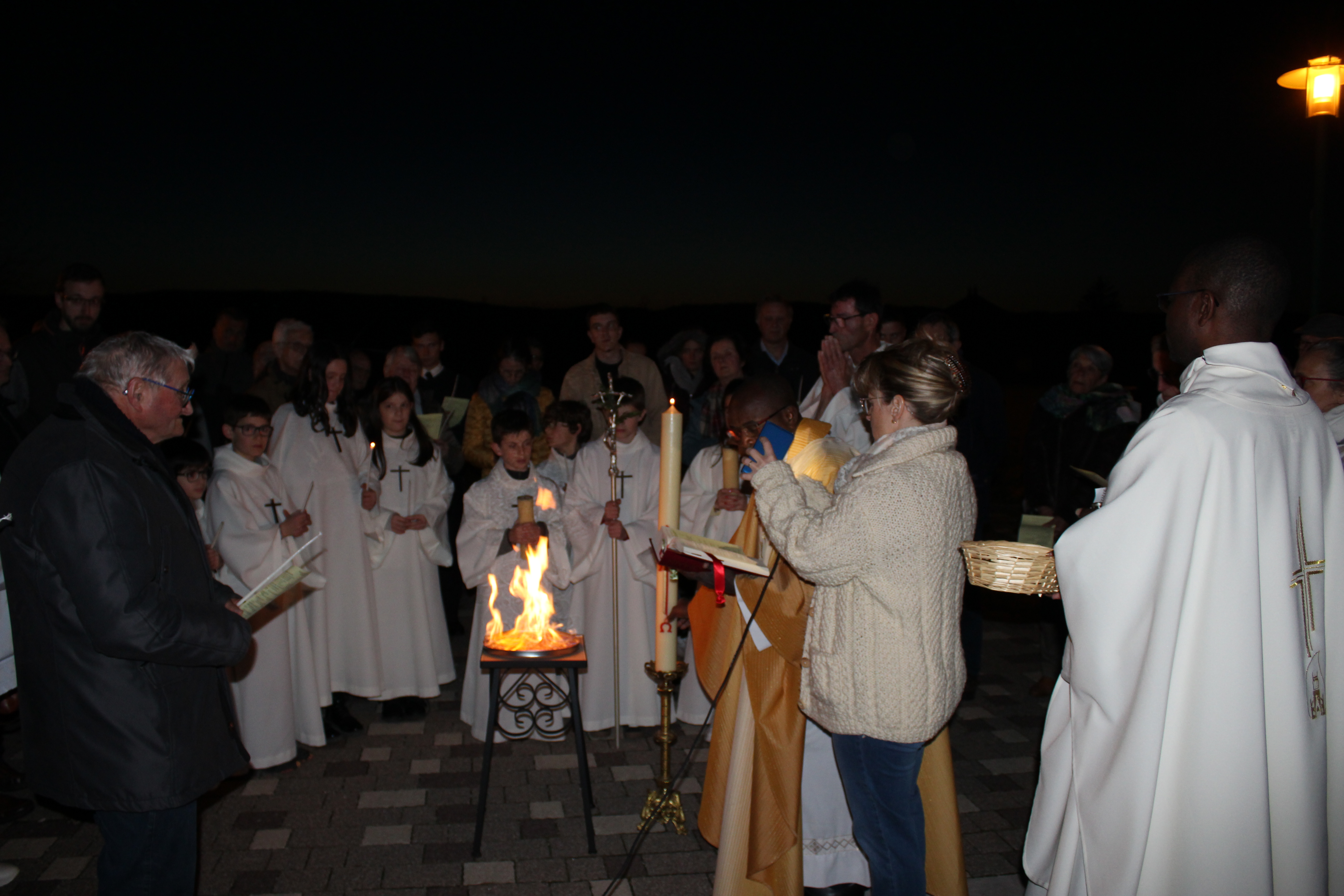 assemblée devant feu nouveau