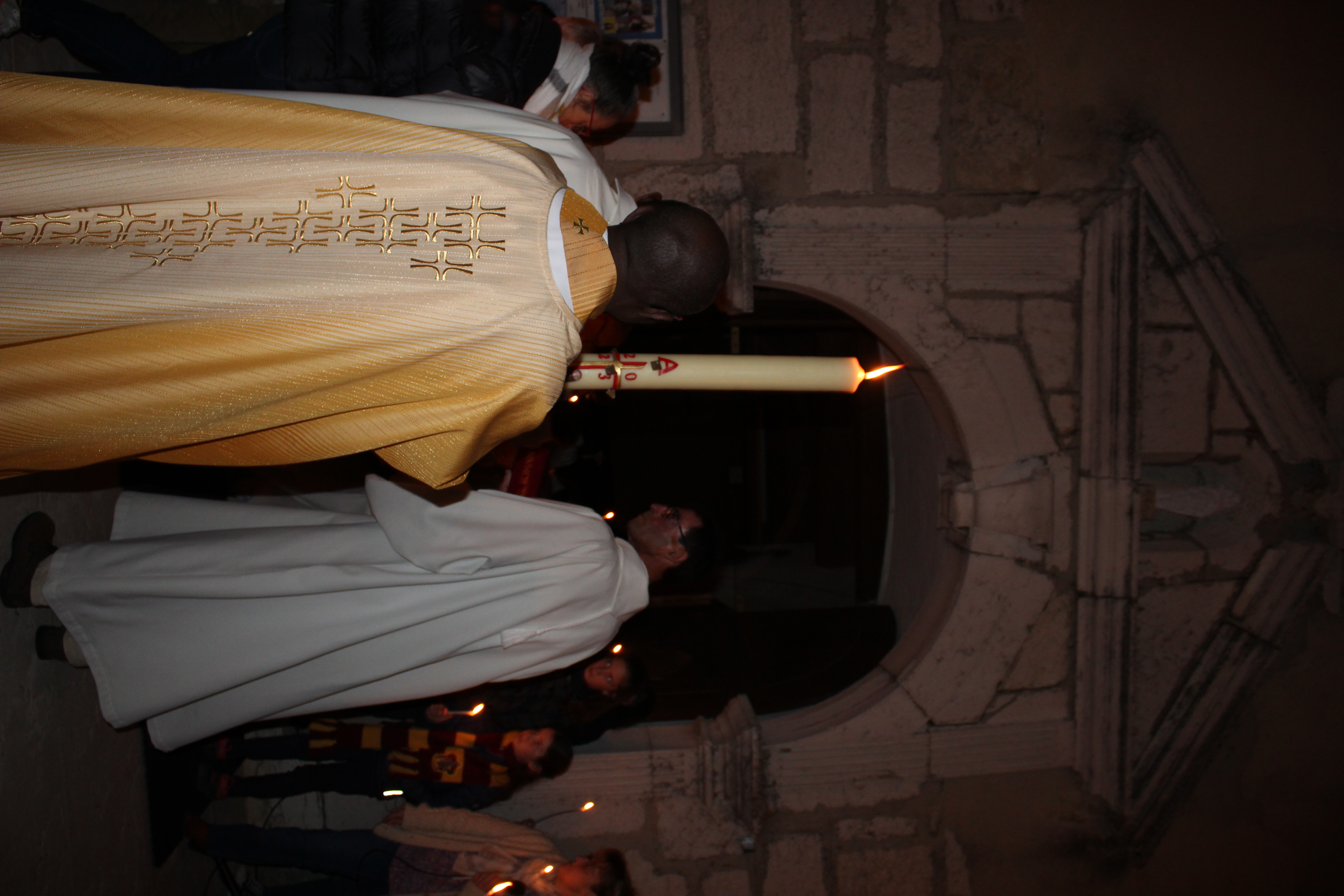 cierge pascal entre dans l'église
