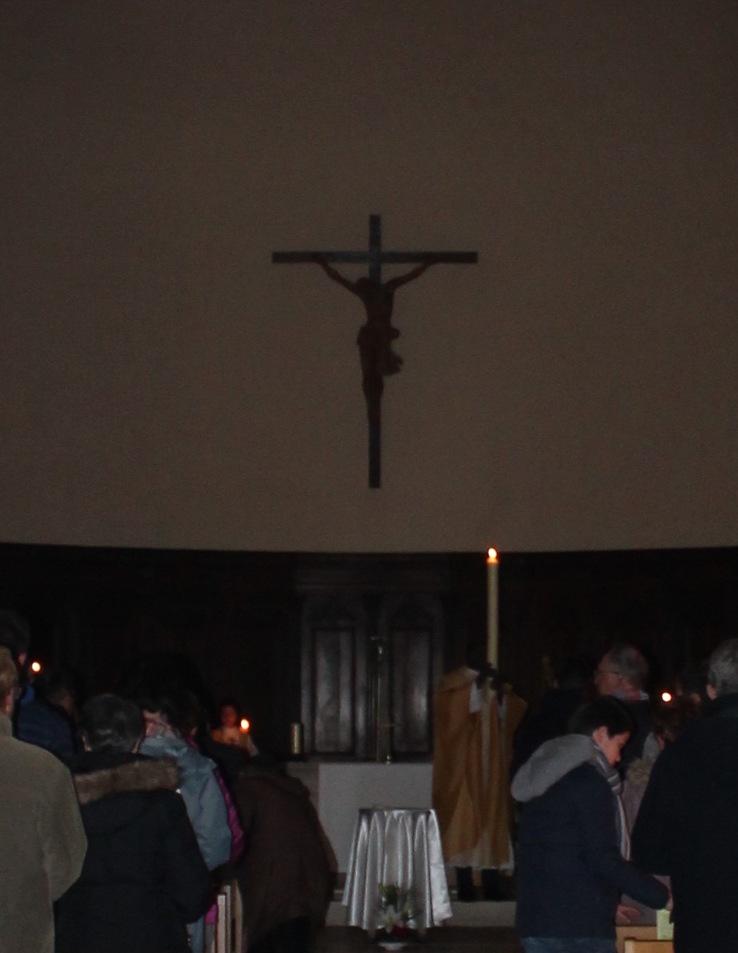 entrée du cierge pascal dans le choeur