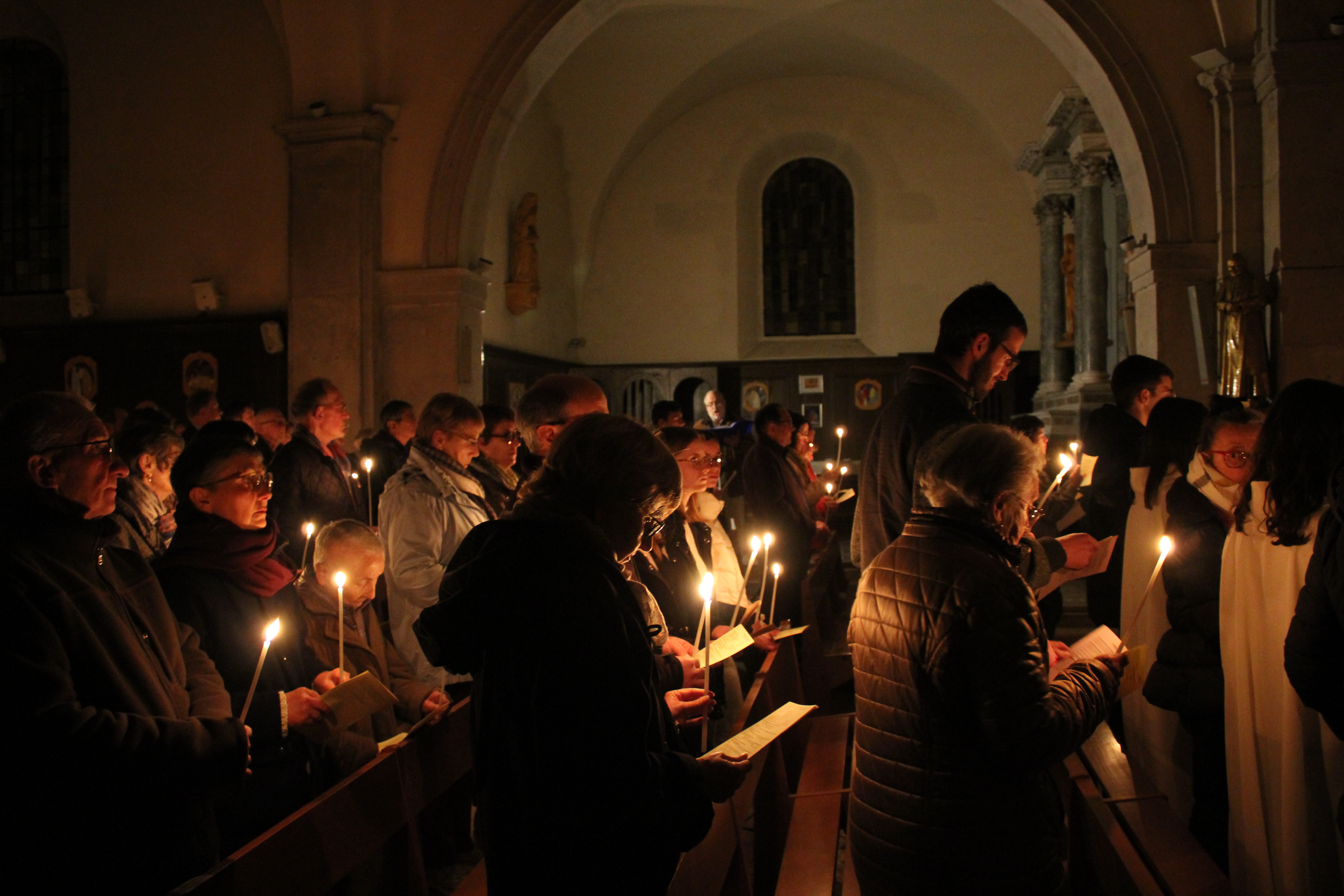 assemblée dans la pénombre