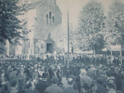 foule devant l'égliseNB